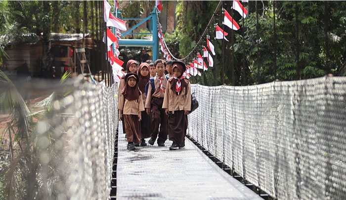 Jembatan gantung Merah Putih Desa Muara Tiu-Muara Petai Pucuk Rantau, Ahad (15/3/2026) sudah siap dan mulai digunakan murid-murid SD dan masyarakat setempat.  