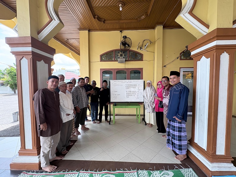 Panitia dan warga foto bersama usai pemilihan ketua RW 07 Kelurahan Tobek Godang Kecamatan Binawidya Pekanbaru, Ahad (15/3/2026). 
