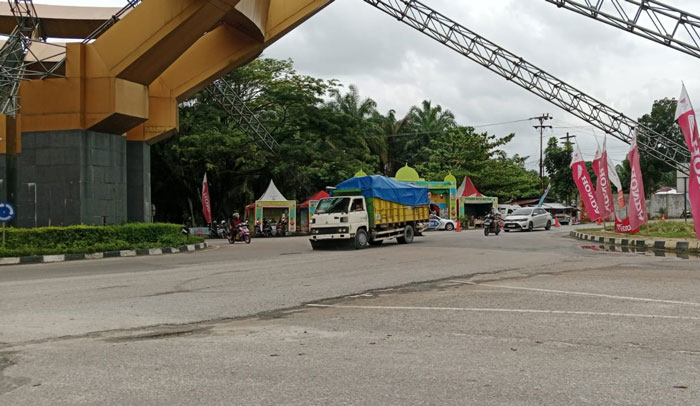 Lalulintas kendaraan yang keluar dan masuk wilayah Kuansing, Ahad (15/3/2026) mulai ramai. Seperti terlihat di ruas jalan lintas Teluk Kuantan-Pekanbaru di kawasan Posyan Tugu Cerano Teluk Kuantan. 