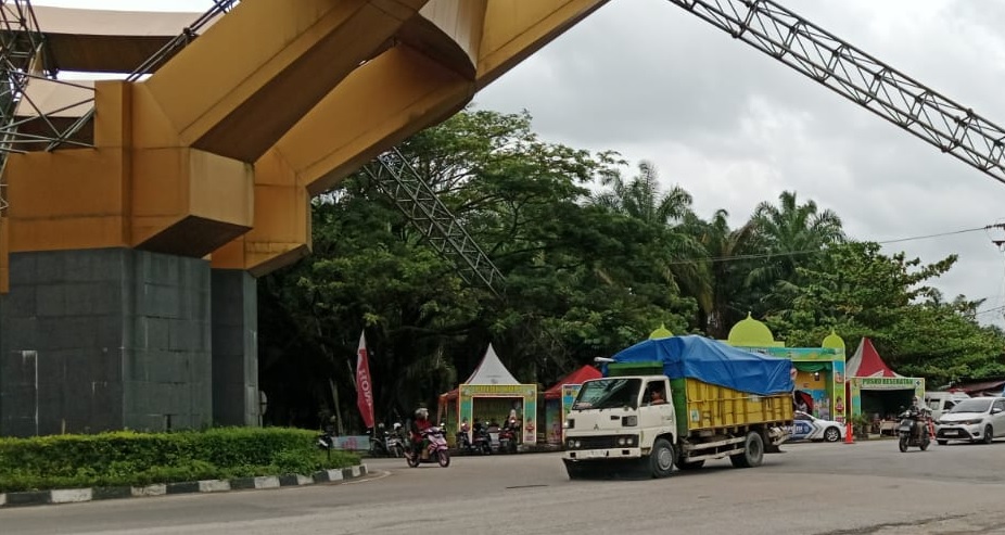 Lalulintas kendaraan di simpang Tugu Cerano Teluk Kuantan Kecamatan Kuantan Tengah, Ahad (15/3/2026). 