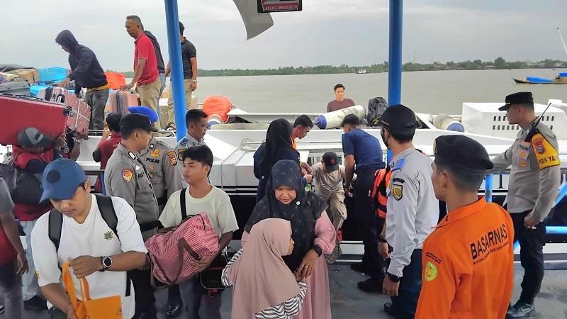Tampak pemudik berdatangan dari Kepulauan Riau di Pelabuhan Pelindo Tembilahan menggunakan kapal cepat, Ahad (15/3/2026).