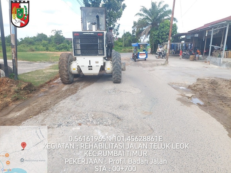 Jalan Teluk Leok di Kecamatan Rumbai Timur yang terbengkalai hampir 10 tahun akhirnya mulai diaspal kembali sepanjang 2,5 kilometer.