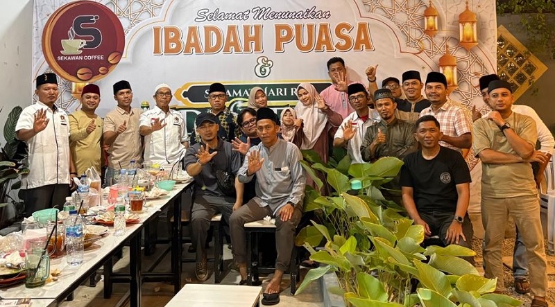 Pengurus dan anggota PWI Bengkalis menggelar berbuka puasa dan pembagian takjil untuk masyarakat di Jalan Hang Tuah, Bengkalis, Sabtu (14/3/2026) sore.
