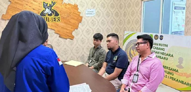 Tersangka perintangan penyidikan dugaan kasus korupsi, Jhonny Andrean (kaos dongker), saat proses Tahap II di Rutan Kelas I Pekanbaru belum lama ini.