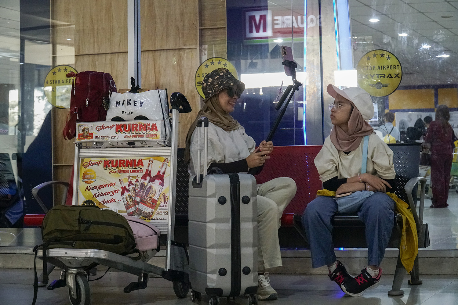 MUDIK LEBIH AWAL: Para pemudik lebih awal menggunakan transportasi pesawat terbang sesampainya di Bandara Internasional Sultan Syarif Kasim II Pekanbaru, Sabtu (14/3/2026) ft: MHD AKHWAN/RIAUPOS
