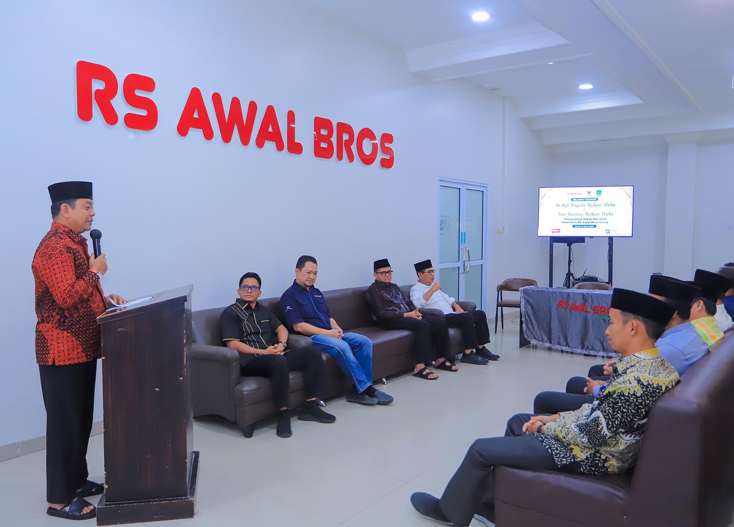 Plh Bupati Rohul H Syafaruddin Poti&nbsp;menyampaikan sambutan saat menghadiri penyerahan zakat mal RS Awal Bros kepada Baznas Rohul di aula RS Awal Bros Ujungbatu, Kamis (12/3/2026).  
