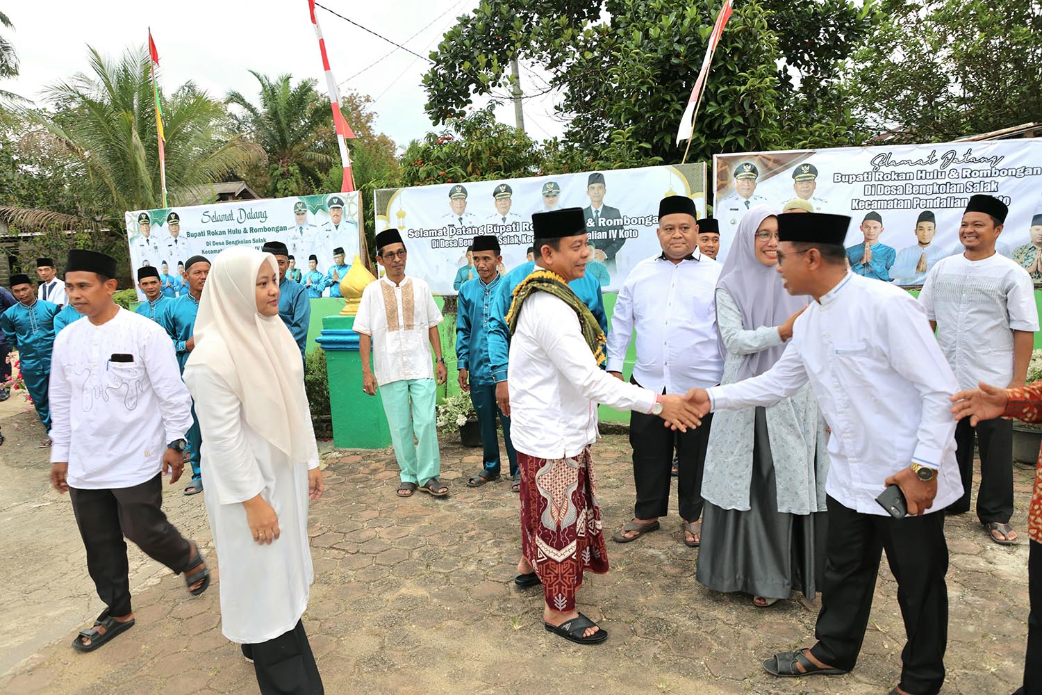  Plh Bupati Rohul H Syafaruddin Poti menyalami warga saat melakukan kunjungan terakhir Safari Ramadan Pemkab Rohul di Desa Bengkolan Salak, Kecamatan Pendalian IV Koto, Jumat (13/3/2026). 