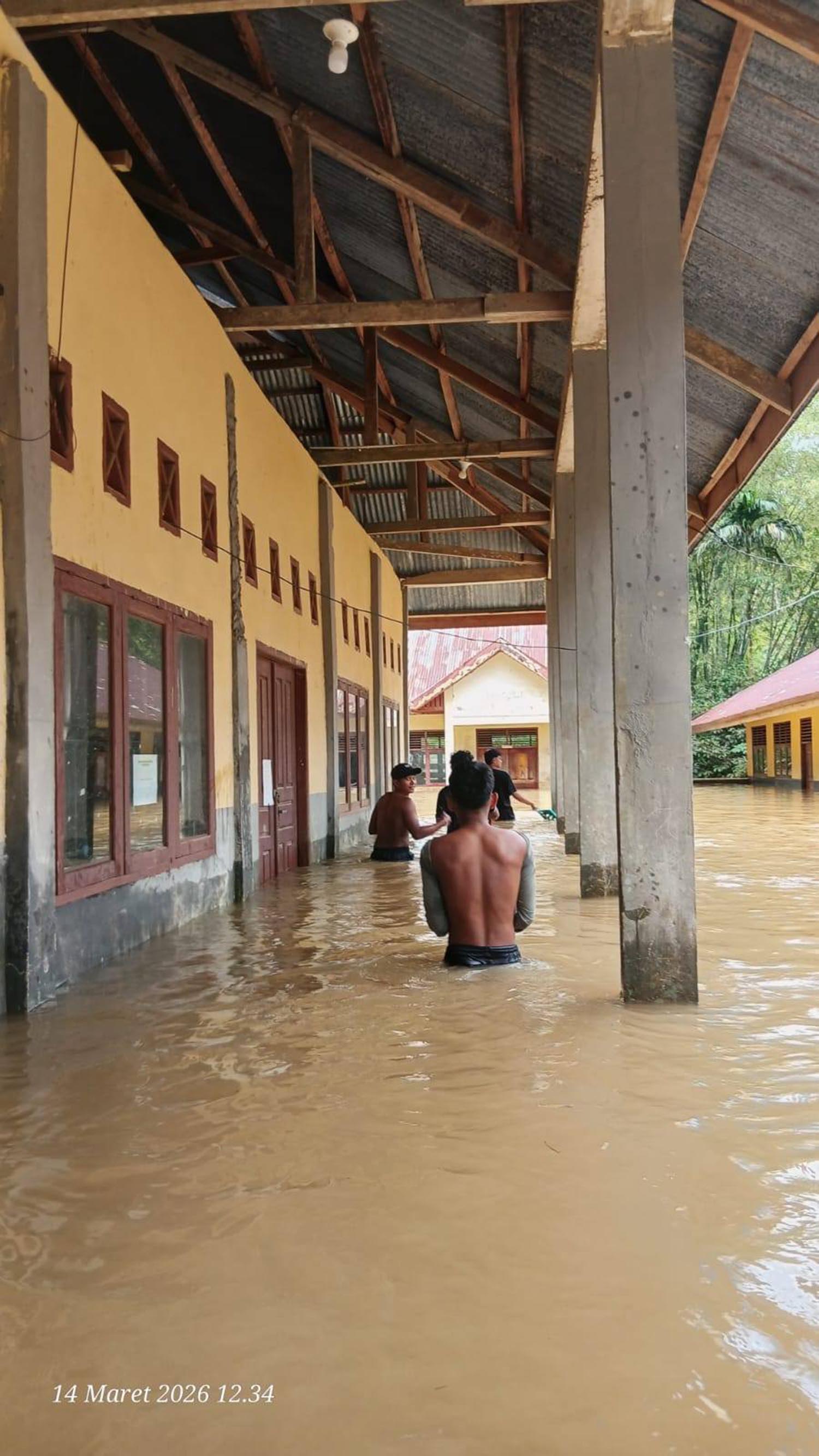 Salah satu bangunan SD di Desa Kebun Tinggi, Kecamatan Kampar Kiri Hulu terendam banjir, Sabtu (14/3/2026).&nbsp; 