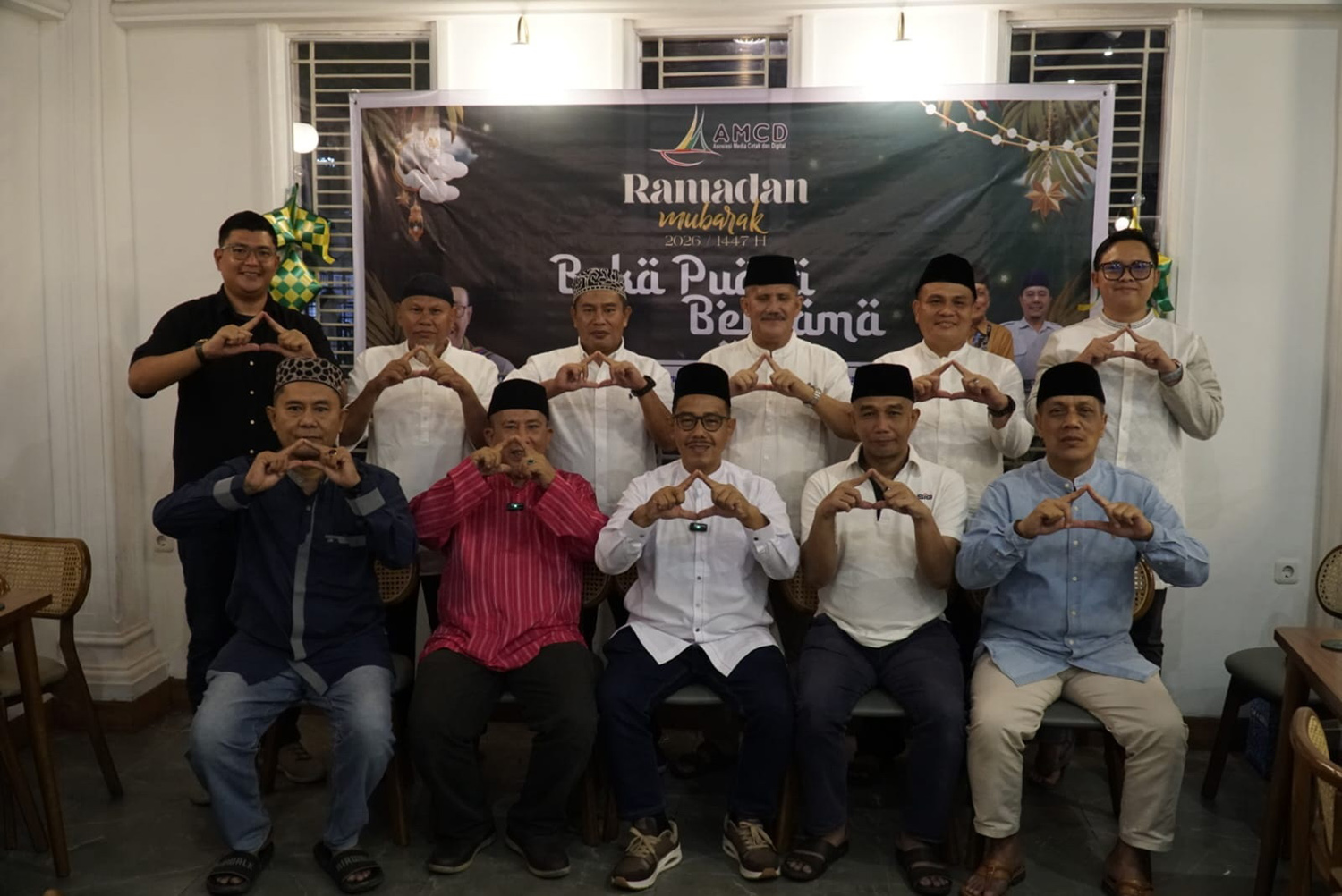 &nbsp; Asosiasi Media Cetak dan Digital (AMCD) foto bersama usai berbuka bersama jelang Idulfitri 1447 Hijriah di Sangur Cafe,Pekanbaru, Ahad (15/3/2026).