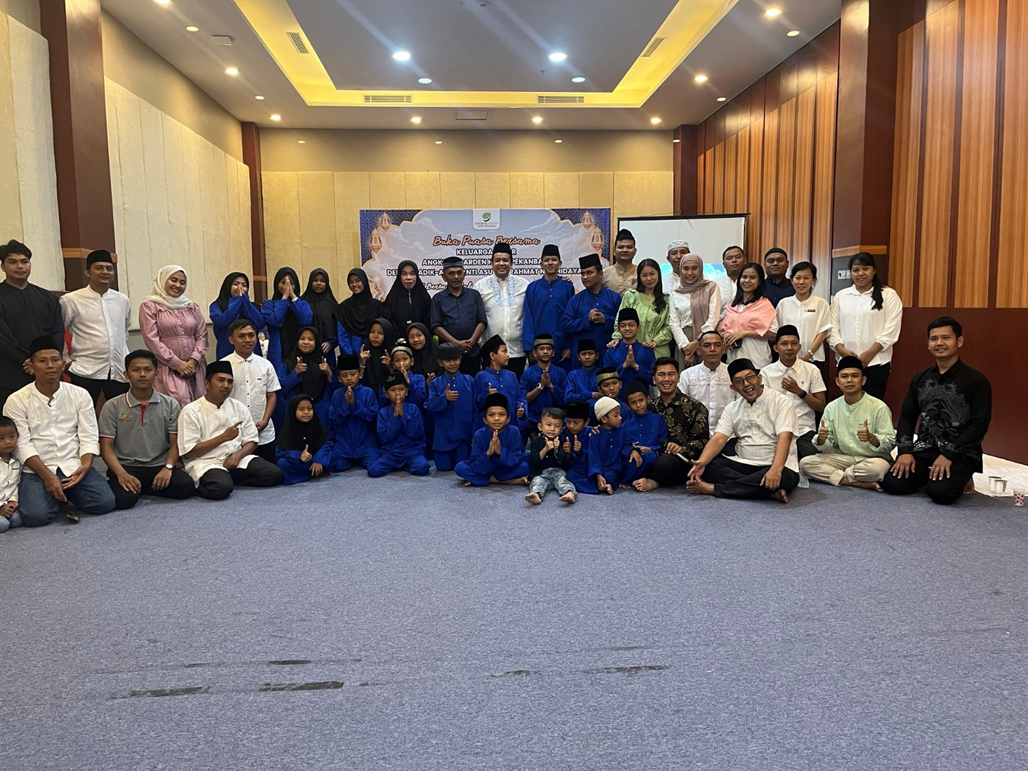 : Jajaran manajemen Angkasa Garden Pekanbaru foto bersama anak yatim piatu usai berbuka puasa bersama, Ahad (15/3/2026). 