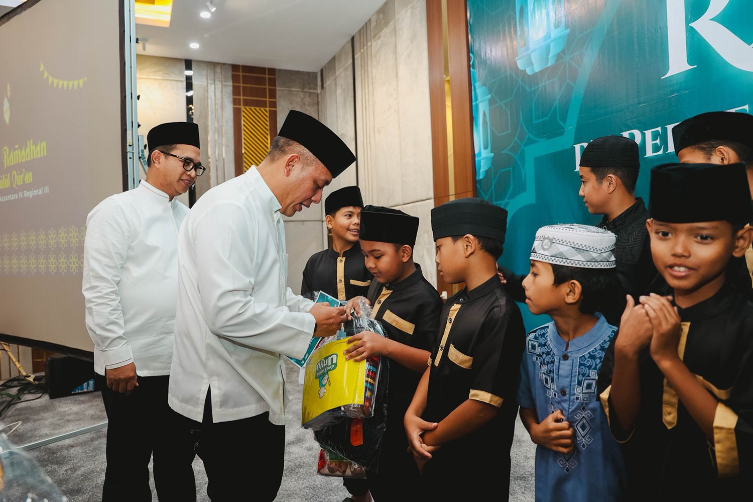  Direktur Utama PTPN IV PalmCo Jatmiko Santosa menyerahkan santunan kepada anak yatim dalam rangka safari Ramadan di Pekanbaru, beberapa waktu lalu.
