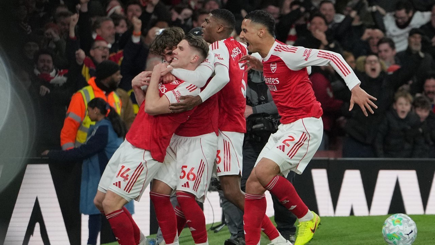 Para pemain Arsenal melakukan selebrasi setelah gol diciptakan striker The Gunners Viktor Gyokeres (paling kiri) ke gawang Everton di Stadion Emirates, London, Ahad (15/3/2026)