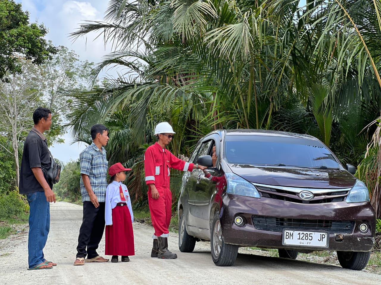 Sejumlah warga Merbau melintasi jalan akses Sagu-sagu di Dusun Sungai Kurau, Desa Lukit, Kabupaten Kepulauan Meranti. PT Imbang Tata Alam (PT ITA) merampungkan perbaikan jalan akses tersebut