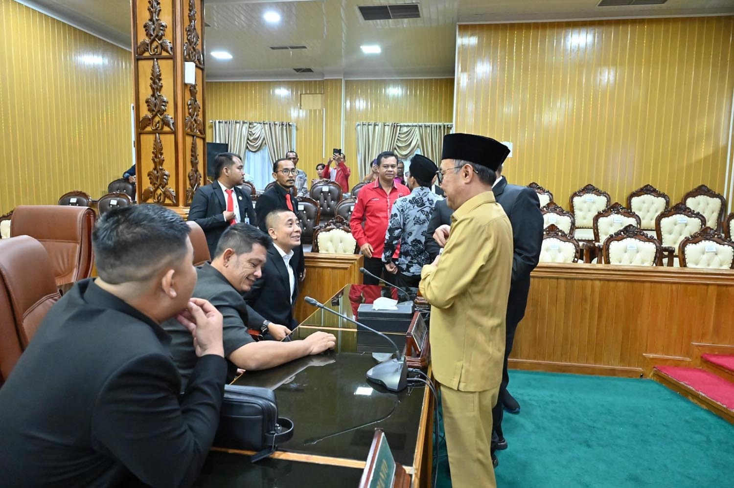 Sejumlah anggota DPRD Bengkalis berbincang-bincang dengan Sekda Ersan Saputra usai mengikuti sidang penetapan AKD di ruang sidang paripurna, pekan lalu.
