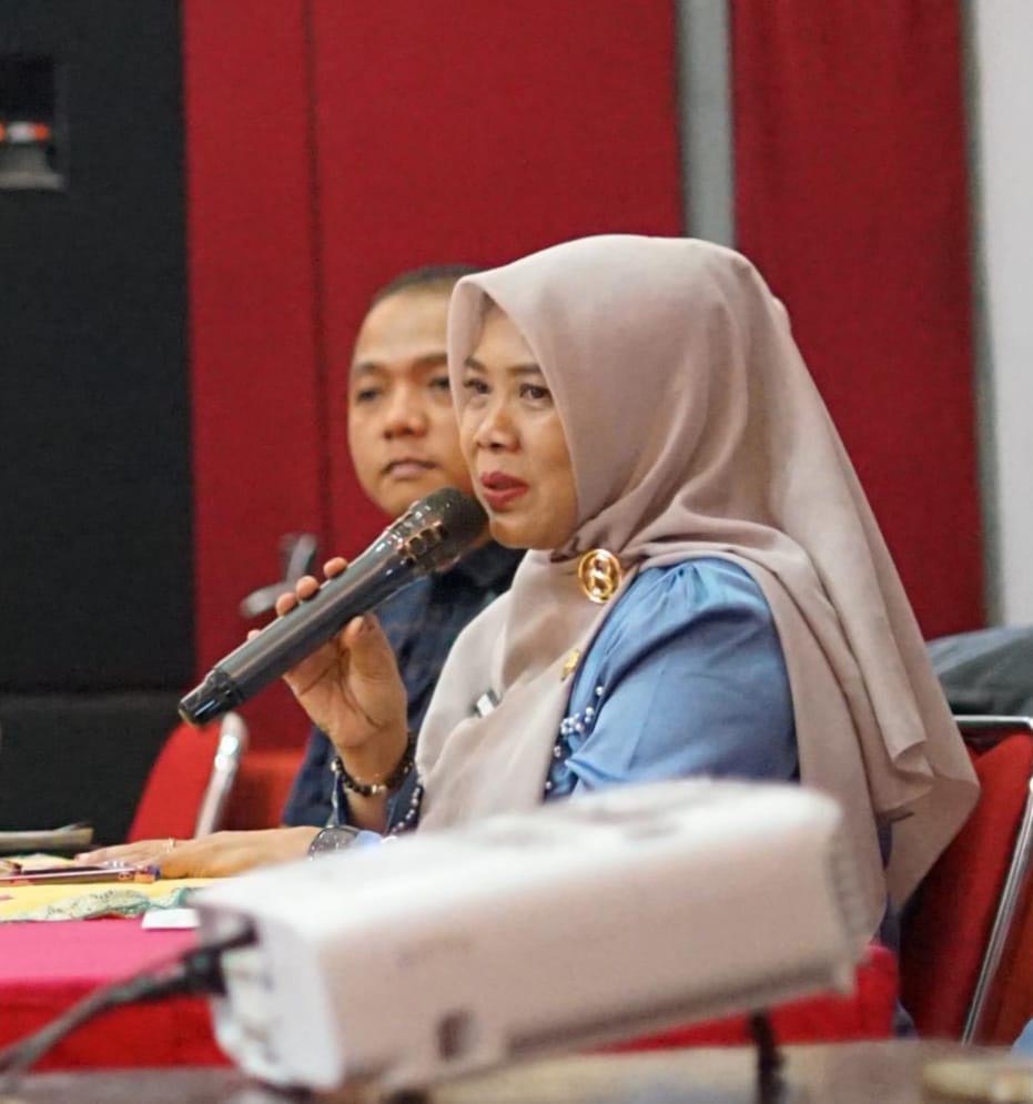 Plt Kepala SMKN Pertanian Terpadu Pekanbaru Elvita Herasanty SIP MPd saat memberikan sambutan pada pertemuan orang tua siswa Kelas XI, Jumat (13/3/2026).