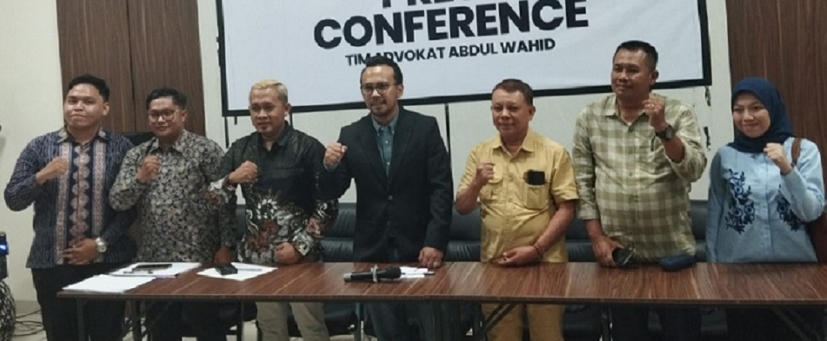 Tim advokat Abdul Wahid dalam konferensi pers di kantor DPW Partai Kebangkitan Bangsa (PKB) Riau di Pekanbaru, Senin (16/3/2026). 