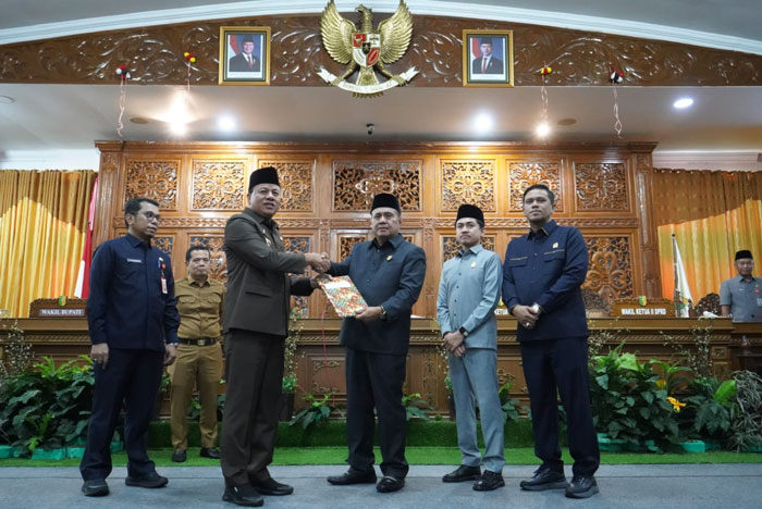 Bupati Kuansing Dr H Suhardiman Amby MM menyerahkan Ranperda Perubahan SOTK pada Ketua DPRD H Juprizal SE MSi saat paripurna, Senin (16/3/2026). 