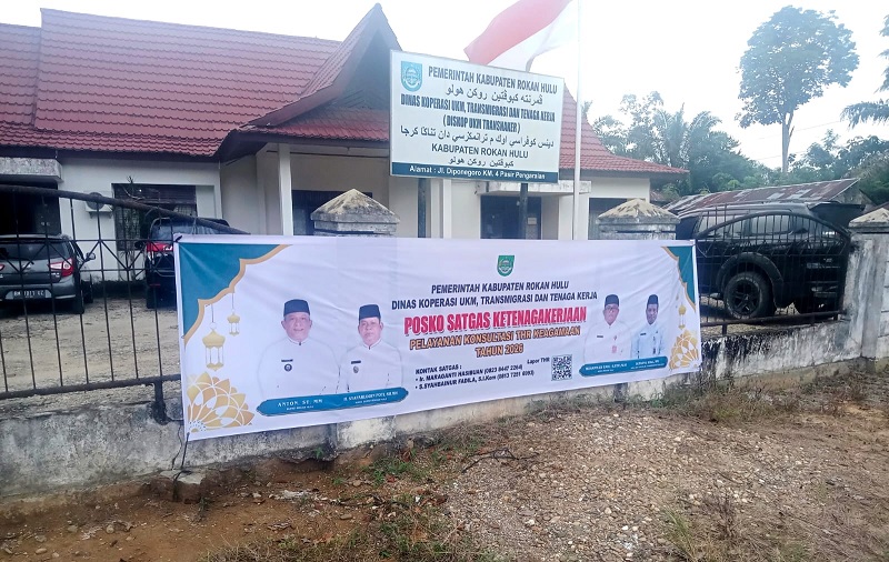 Kantor Diskop UKM Transnaker Rohul memasang spanduk Posko Pengaduan THR dan BHR Idulfitri di ruas Jalan Diponegoro Pasirpengaraian, Senin (16/3/2026). 