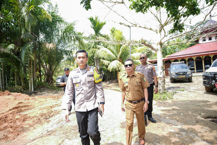 Kapolres Kuansing AKBP Hidayat Perdana SH SIK MH didampingi Sekretaris Kominfo Hevi H Antoni meninjau persiapan peresmian jembatan gantung Pucuk Rantau, Senin(16/3/2026).