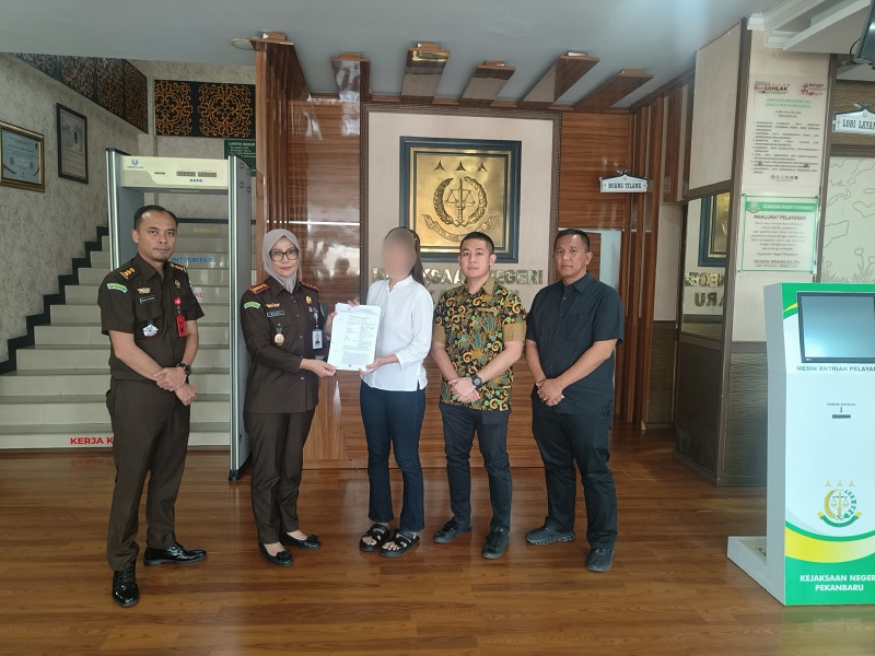 Jaksa Kejari Pekanbaru membebaskan Sherly Handayani pada Senin (16/3/2026), usai penuntutan perkaranya dihentikan setelah penyelesaian lewat keadilan restoratif dikabulkan.