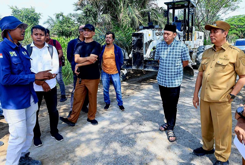 Wakil Wali Kota (Wawako) Markarius Anwar meninjau perbaikan Jalan Teluk Leok. 