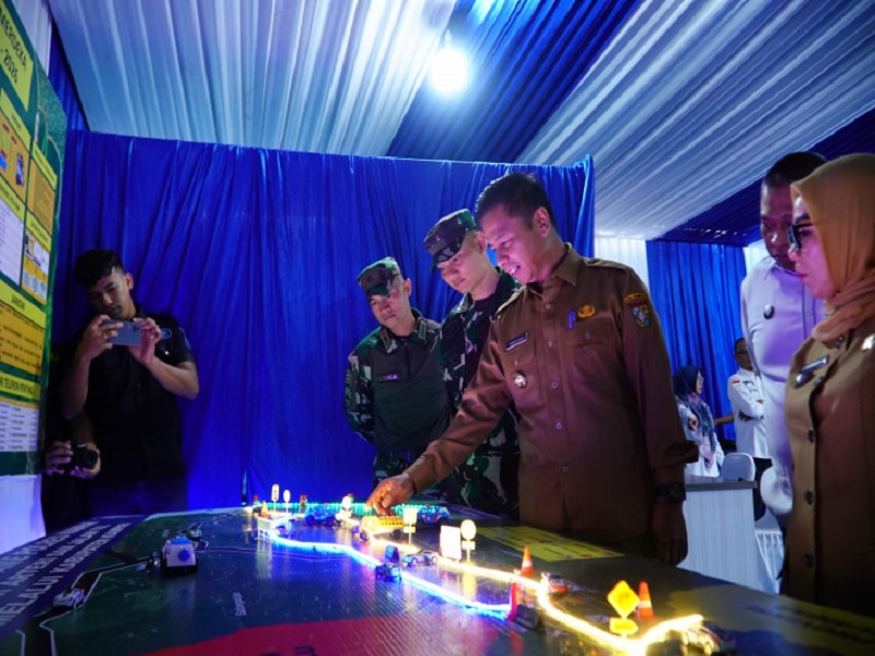 Bupati Kampar Ahmad Yuzar bersama Wakil Bupati Kampar Misharti serta Forkopimda Kabupaten Kampar meninjau Posko Terpadu pelayanan perayaan Idulfitri, Senin (16/03/2026).