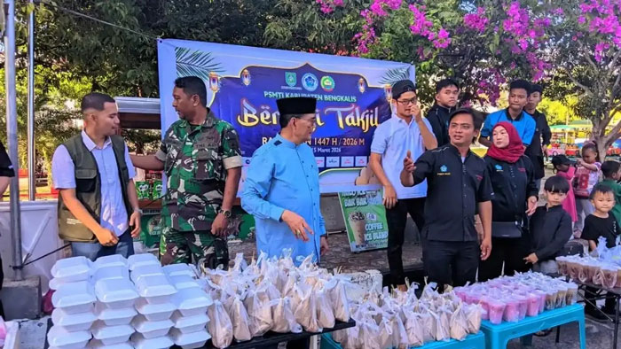Pengurus PSMTI Bengkalis dibantu TNI membagikan takjil bersama Kaban Kesbangpol Suwarto dan Ketua PSMTI menyiapkan 200 bungkus takjil untuk dibagikan ke masyarakat, Ahad (15/3/2026) sore.