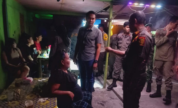 Tim gabungan yang dipimpin Kasi Trantib Kecamatan Bathin Solapan melakukan razia di sejumlah warung remang-remang dan hotel di Kecamatan Bathin Solapan, Ahad (15/3/2026) malam.