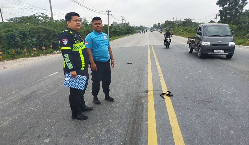 Polisi saat melakukan olah TKP di lokasi Kecelakaan di Jalan Siak II, Kecamatan Payung Sekaki, Selasa (17/3/2026) sekitar pukul 07.30 WIB. 