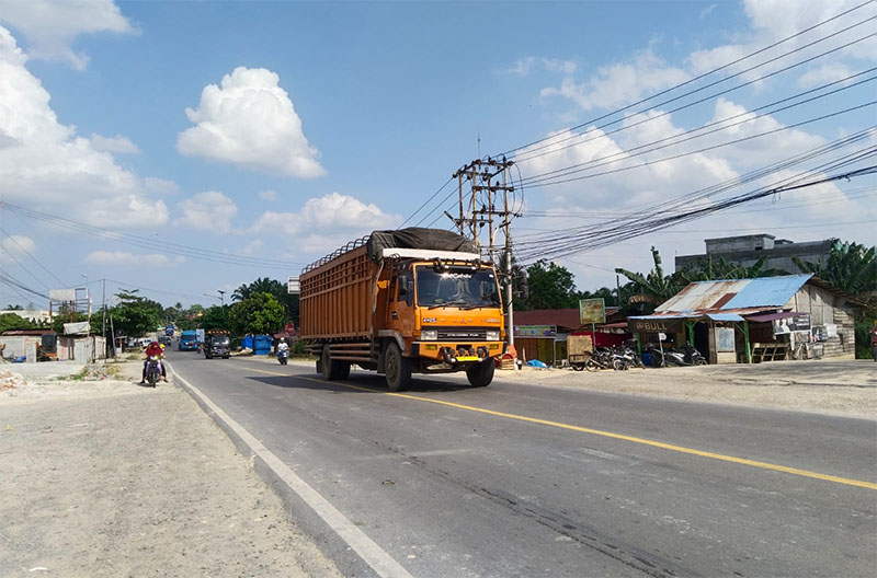 Kondisi arus lalu lintas Jalinsum di wilayah Kecamatan Tanah Putih terpantau lancar, Selasa (17/3/2026). 