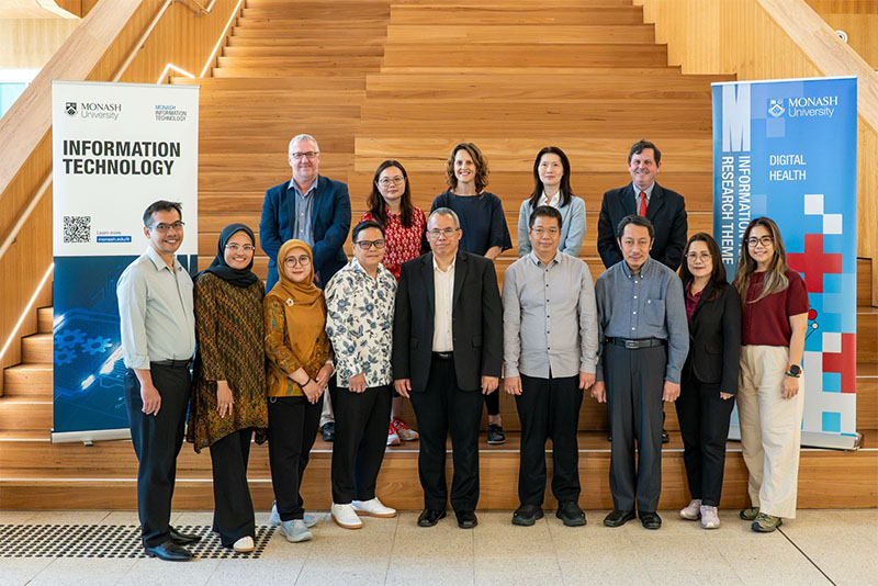Sembilan Penerima Beasiswa Australia Awards asal Indonesia beserta Profesor Juliana Sutanto, Profesor Chris Bain, Dr Caddie Gao dan anggota DFAT.