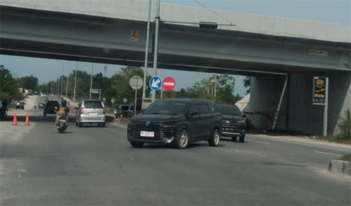 Kendaraan roda empat memasuki pintu tol Sungai Pinang menuju Sumbar, Selasa (17/3/2026).