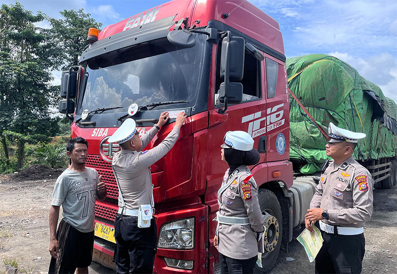 Personel Satuan Lalu Lintas Polres Inhu memberikan imbauan kepada pengemudi yang melintas di Jalan Lintas Timur, Selasa (17/3/2026). 