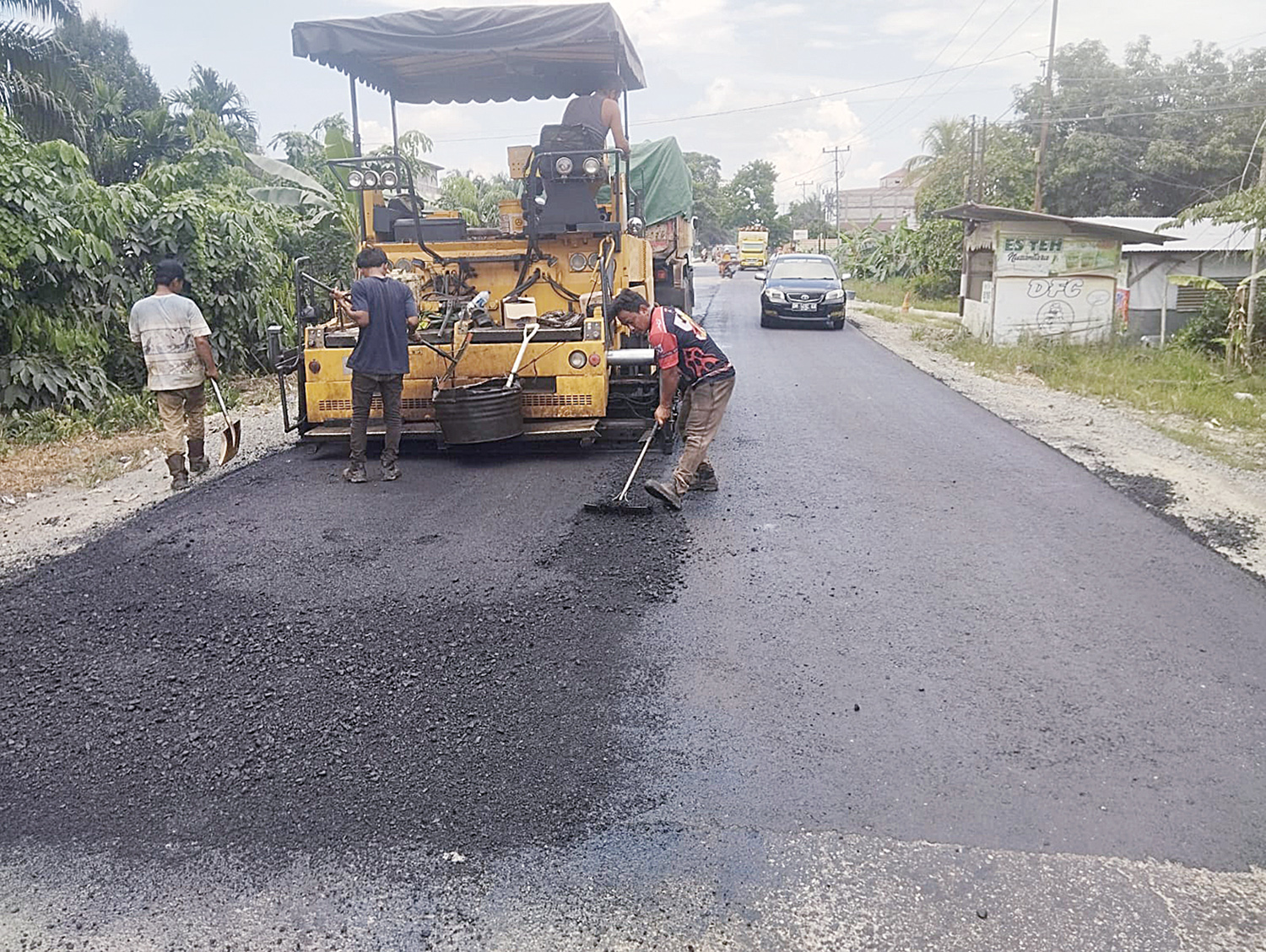 Dinas PU dan Penataan Ruang Kabupaten Siak memperbaiki Jalan Lintas Siak-Bungaraya-Sabah Auh, Senin (16/3/2026).