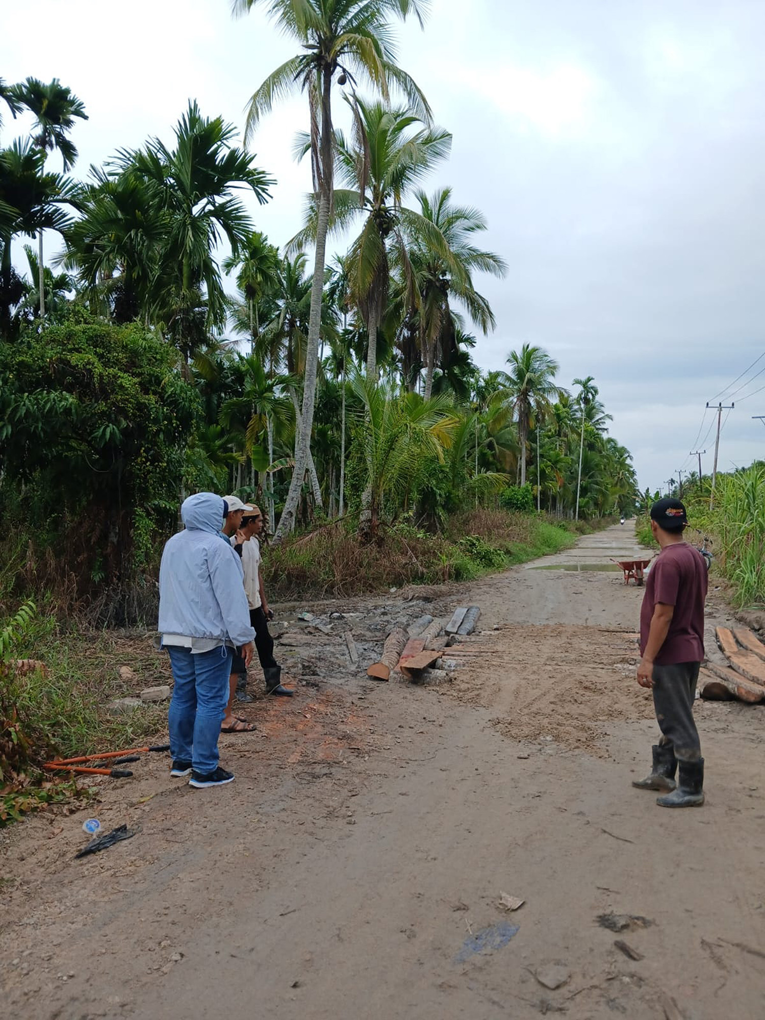 Dinas PUTRPKP Inhil kembali melakukan perbaikan di ruas Jalan Sungai Gergaji-Pulau Kijang, lebih tepatnya di Parit Guntung, Kecamatan Reteh, Senin (16/3/2026).