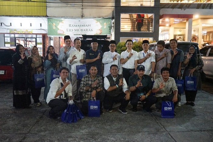 Regional Consumer Banking Head BRI Region 2 Pekanbaru Muhammad Alwan Wahyudi (berdiri 5 kanan), Manager Consumer BRI BO Pekanbaru Sudirman Irvan (bawah tengah), Dir Riau Pos Asmawi Ibrahim (6 kanan) 