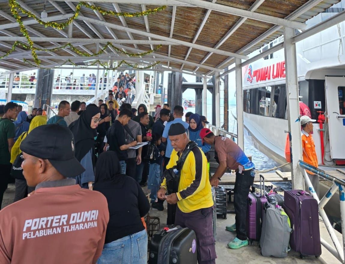 Siatuasi Pelabuhan Tanjung Harapan yang dipadati arus penumpang masuk dan keluar Kepulauan Meranti.