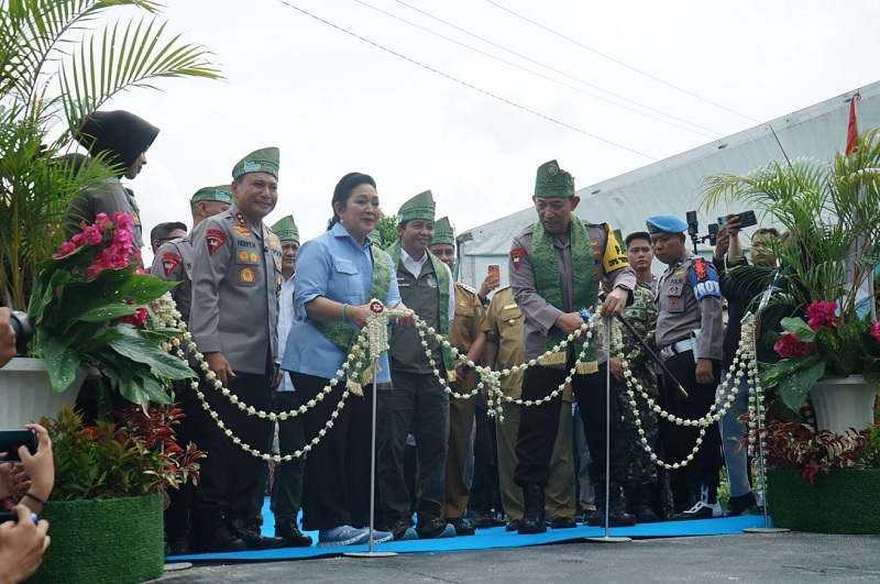 Kapolri Jenderal Pol Listyo Sigit Prabowo didamping Kapolda Riau Irjen Pol Herry Heryawan meresmikan Jembatan Merah Putih Presisi di Desa Gobah, KecamatanTambang, Kampar, Selasa (17/3/2026).