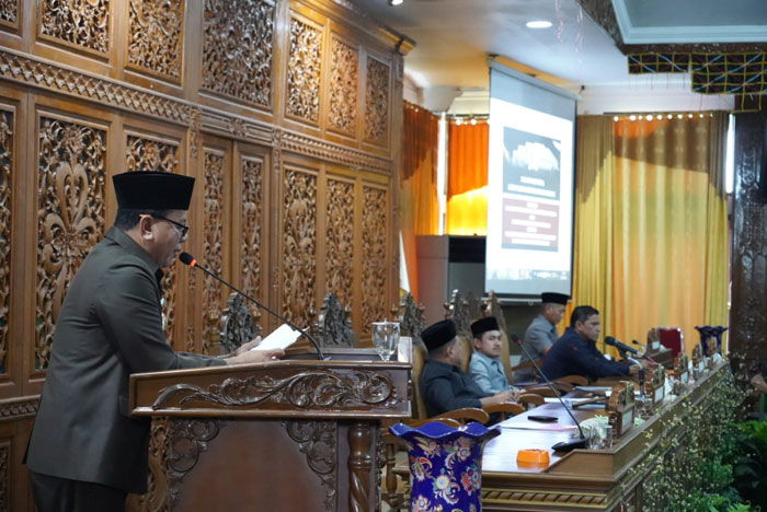 Bupati Kuansing Dr H Suhardiman Amby MM menyampaikan LKPJ 2025 pada DPRD dalam paripurna, Senin (16/3/2026) sore. 