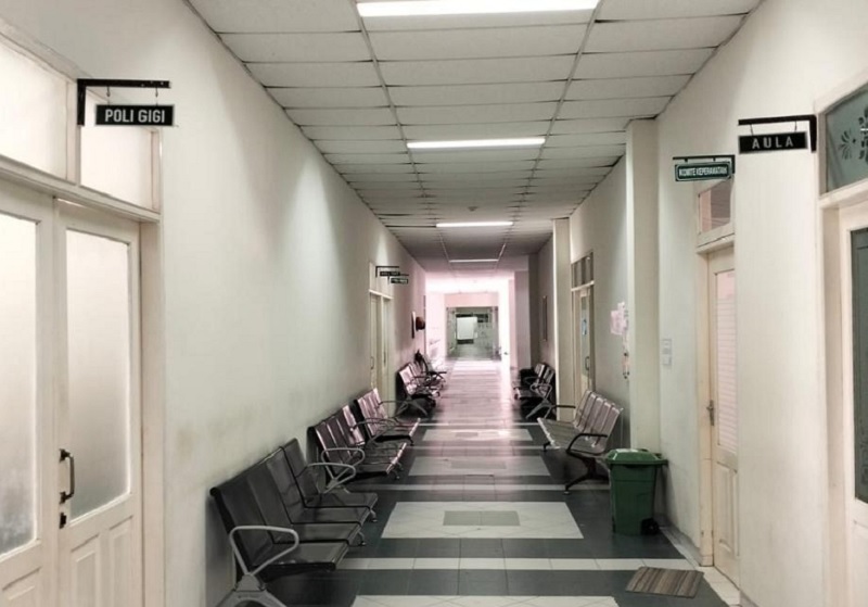 Lorong ruang poli RSUD Tengku Rafian Siak, terlihat sepi. Biasanya setiap hari, ramai warga yang mengantre untuk berobat, Selasa (17/3/2026). 