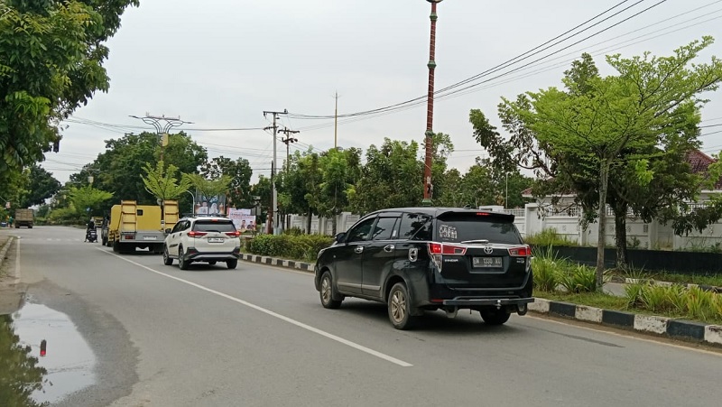 Lalu lintas kendaraan di ruas jalan nasional, Jalan Proklamasi Kelurahan Sungai Jering, Kecamatan Kuantan Tengah, Kabupaten Kuansing terlihat aman dan lancar, Selasa (17/3/2026). 