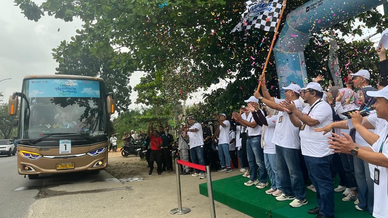 Pelepasan bus Mudik Gratis Pegadaian oleh Pemimpin Wilayah Kanwil II Pegadaian Pekanbaru, Agus Riyadi dan jajaran di Kantor PT Pegadaian Kanwil II Pekanbaru, Selasa (17/3/2026).
