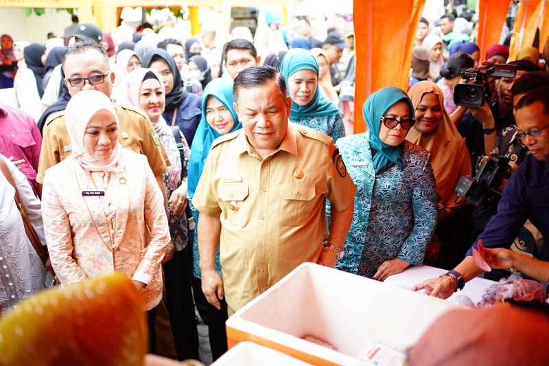 Plt Gubri SF Hariyanto saat meninjau kegiatan pasar murah di halaman gedung Dharma Wanita Riau, Selasa (17/3/2026). 