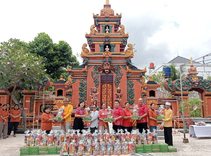 Ketua PSMTI Pekanbaru Sebastianus Happy (tiga kanan) bersama pengurus PSMTI Pekanbaru dan PSMTI Riau serahkan bingkisan nyepi ke umat Hindu di Pure Jagatnatha, Selasa (17/3/2026). 