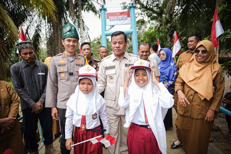 Bupati Kuansing Suhardiman Amby , Kapolres Kuansing AKBP Hidayat Perdana, Ketua DPRD Kuansing Juprizal saat meresmikan jembatan gantung Merah Putih Pucuk Rantau di Desa Muara Petai-Muara Tiu.