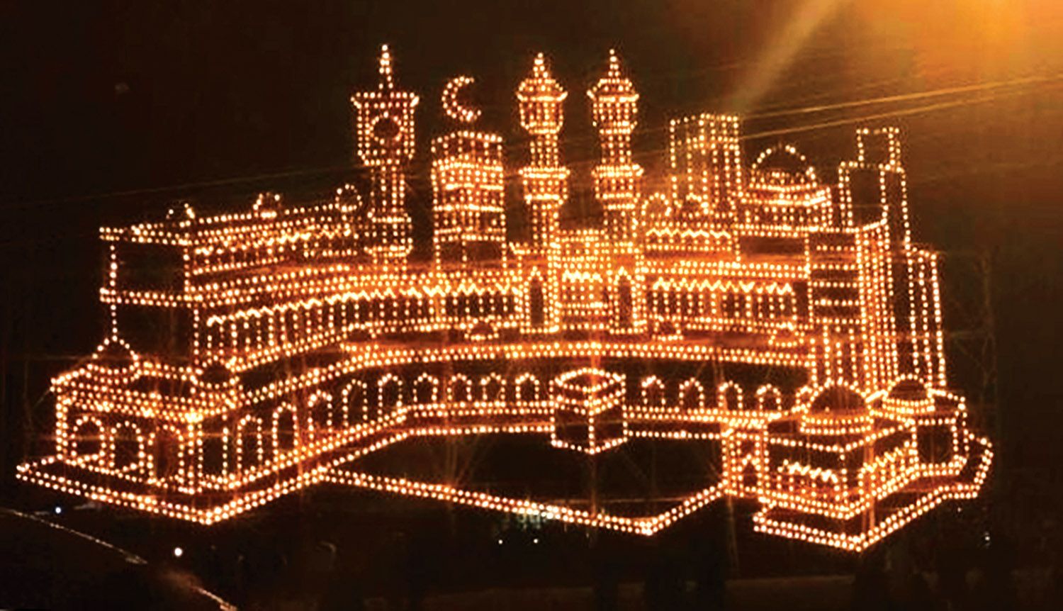 Miniatur masjid lampu colok sempena Malam Tujuh Likur 1447 H di Jalan Utama Dusun Kampung Parit, Desa Pangkalan Batang Barat, Kecamatan Bengkalis, Kabupaten Bengkalis,
