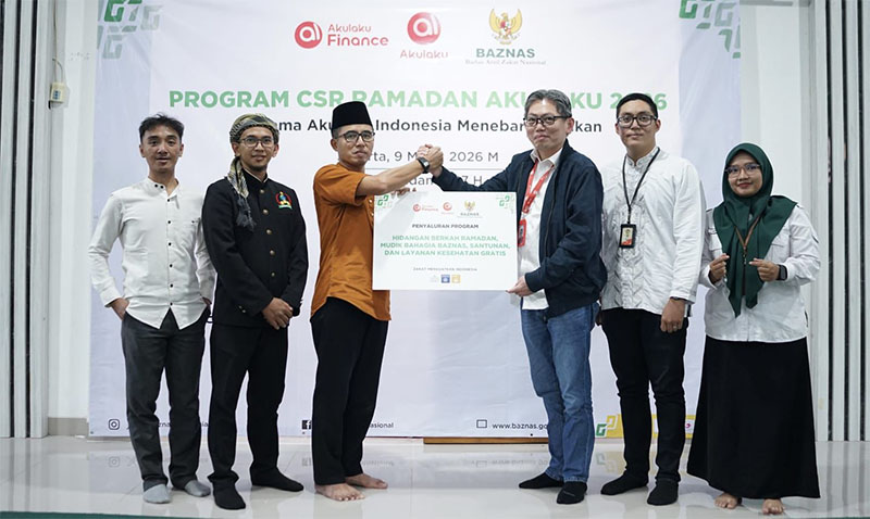 Direktur teknologi Akulaku Financr Indonesia, Edy Salim bersama Pimpinan Baznas Bidang Pendistribusian dan Pendayagunaan, Saidah Sakwan menyalurkan CSR.