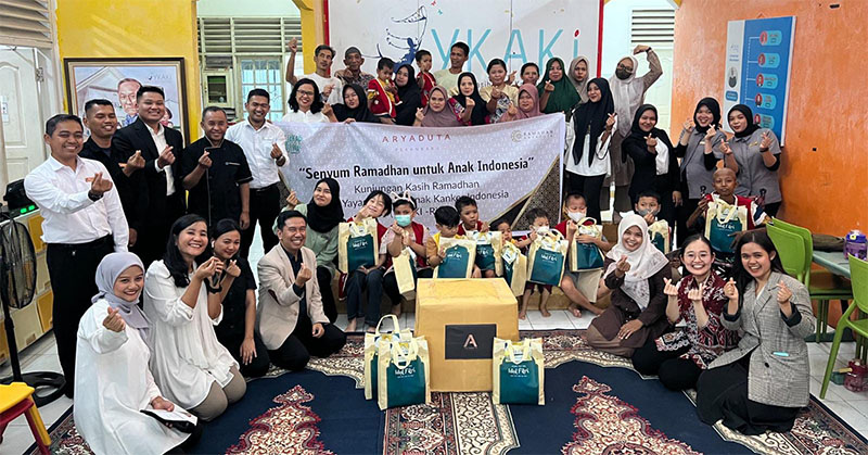 Jajaran manajemen Aryaduta Hotel Pekanbaru foto bersama anak-anak penderita kanker yang berada di Yayasan YKAKI Riau, Rabu (18/3/2026).