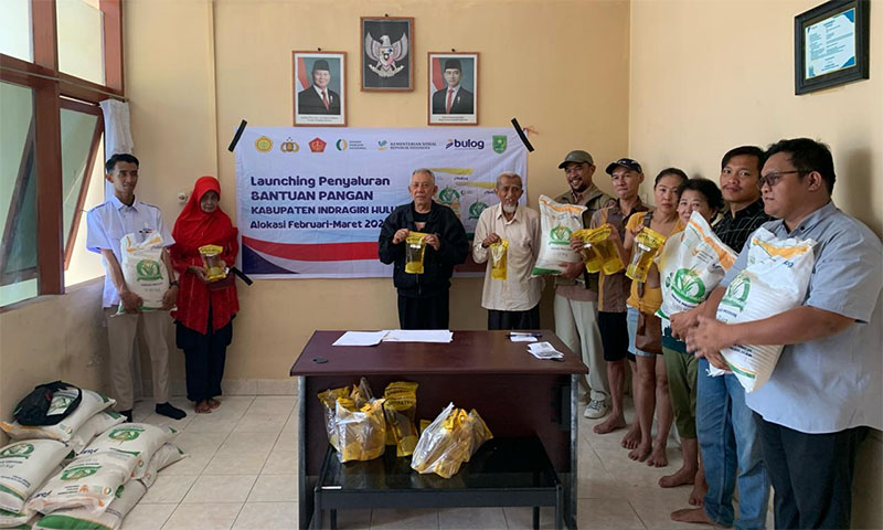 Keluarga Penerima Manfaat (KPM) usai menerima bantuan pangan berupa beras dan minyak goreng untuk alokasi bulan Februari dan Maret 2026, Rabu (18/3/2026). 