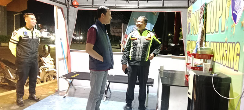 Kapolres Kuansing AKBP Hidayat Perdana SH SIK MH didampingi Kasat Lantas AKP Siswoyo meninjau pojok kopi di Posyan Tugu Cerano Teluk Kuantan, Selasa (17/3/2026).  
